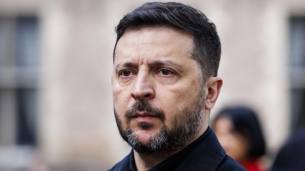 Володимир Зеленський під час виступу на тлі державної символіки