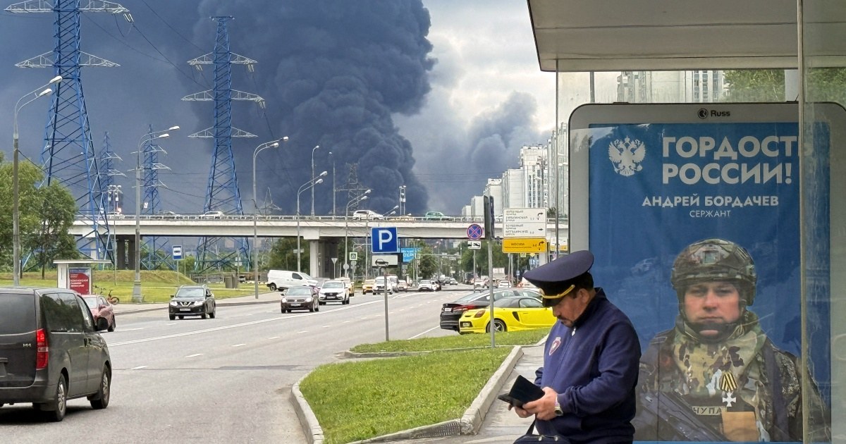 Пошкоджений нафтопереробний завод внаслідок удару