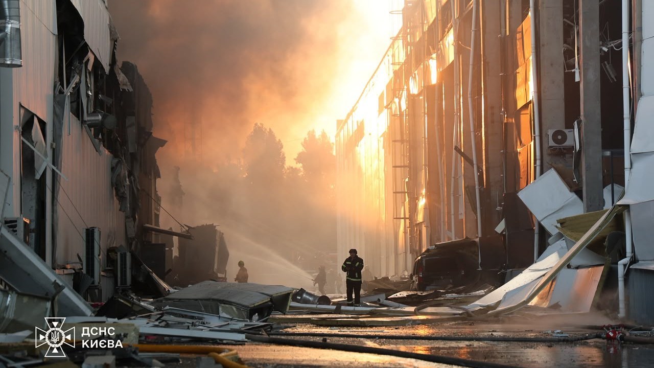 Наслідки ракетного удару по Києву вночі 16 липня — пожежі на складах у Дарницькому районі
