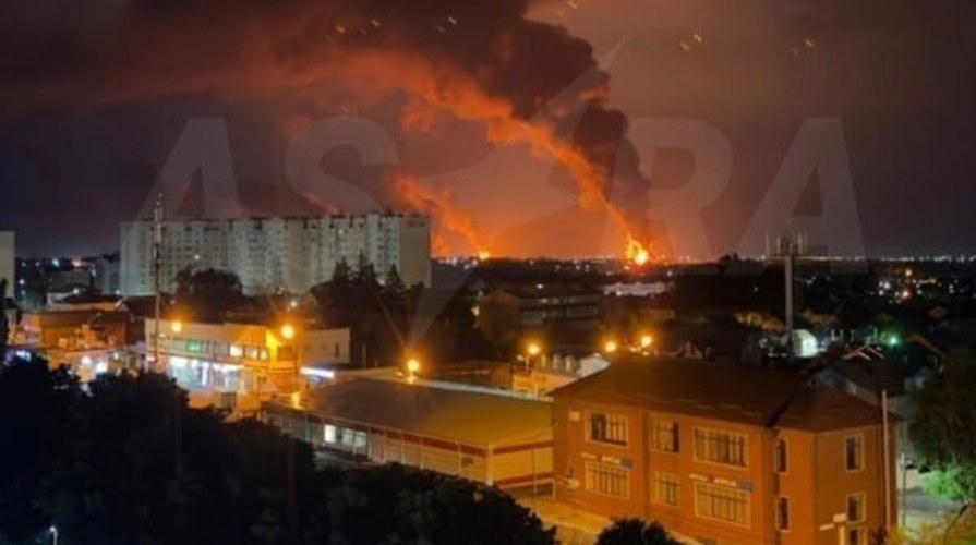 Стовп диму над Ставрополем після нічної атаки дронів на нафтобазу в Михайлівську