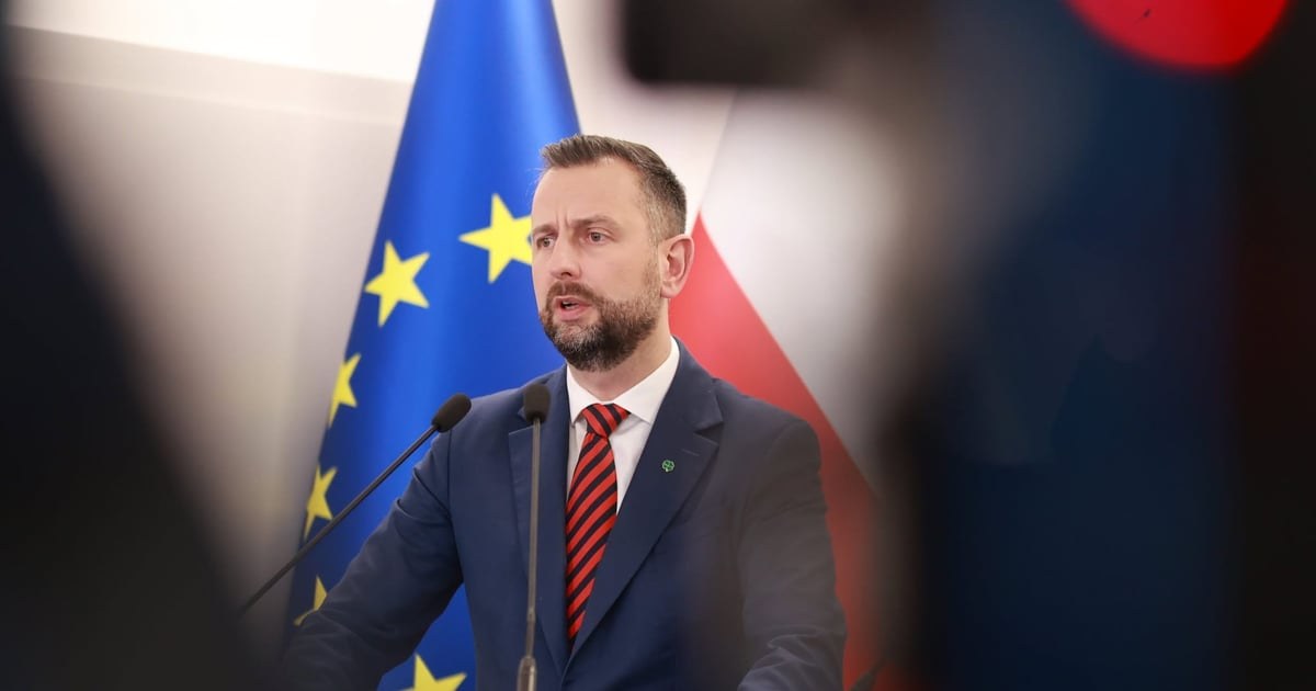 Міністр оборони Польщі Владислав Косіняк-Камиш на колінах перед хрестом в Олиці на Волині під час вшанування жертв Волинської