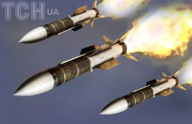 Наслідки удару в Дарницькому районі: вирва, пошкоджені багатоповерхівки та пожежі