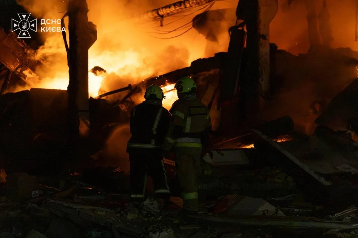 Наслідки балістичного удару 11 серпня у Києві: дві вирви біля дитячої лікарні та пожежа у складському приміщенні площею 1200