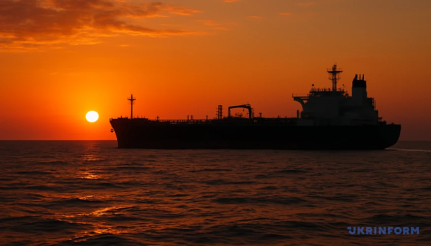 Американське військове судно поряд з нафтовим танкером у відкритому морі