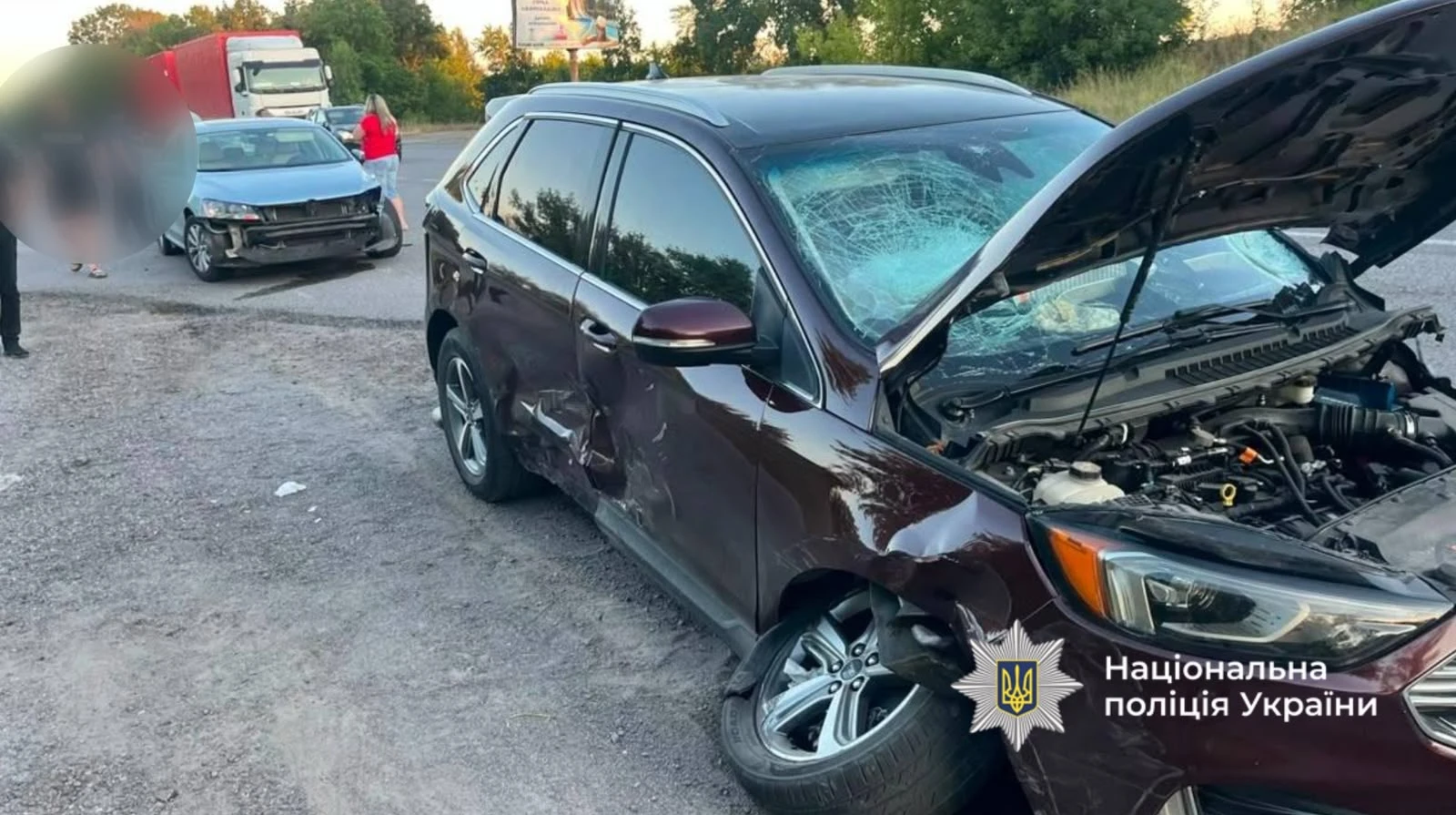 Пошкоджені автомобілі Lexus, Ford та Volkswagen Passat на трасі М-30 поблизу села Садове