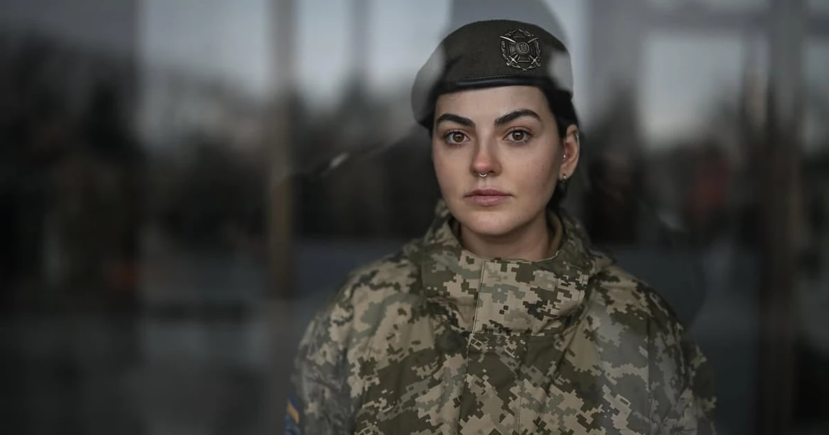 Аліна Михайлова, командирка медичної служби «Ульф» 108 батальйону «Вовки Да Вінчі», та скриншот із вимогою вибачитися перед