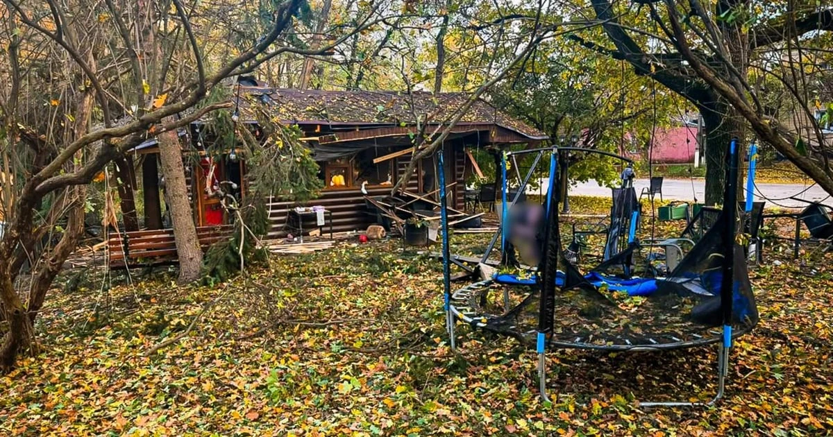 Наслідки удару дроном по центральному парку в Новій Водолазі Харківської області, фото ДСНС Харківщини
