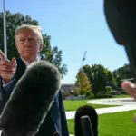 Президент США Дональд Трамп спілкується з представниками преси перед посадкою на борт Marine One