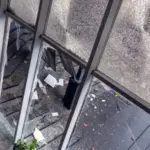Пошкоджені покрівля та фасад будівлі торговельного центру в Сумах після удару російського БПЛА
