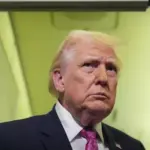 Президент США Дональд Трамп біля Білого дому під час спілкування з журналістами