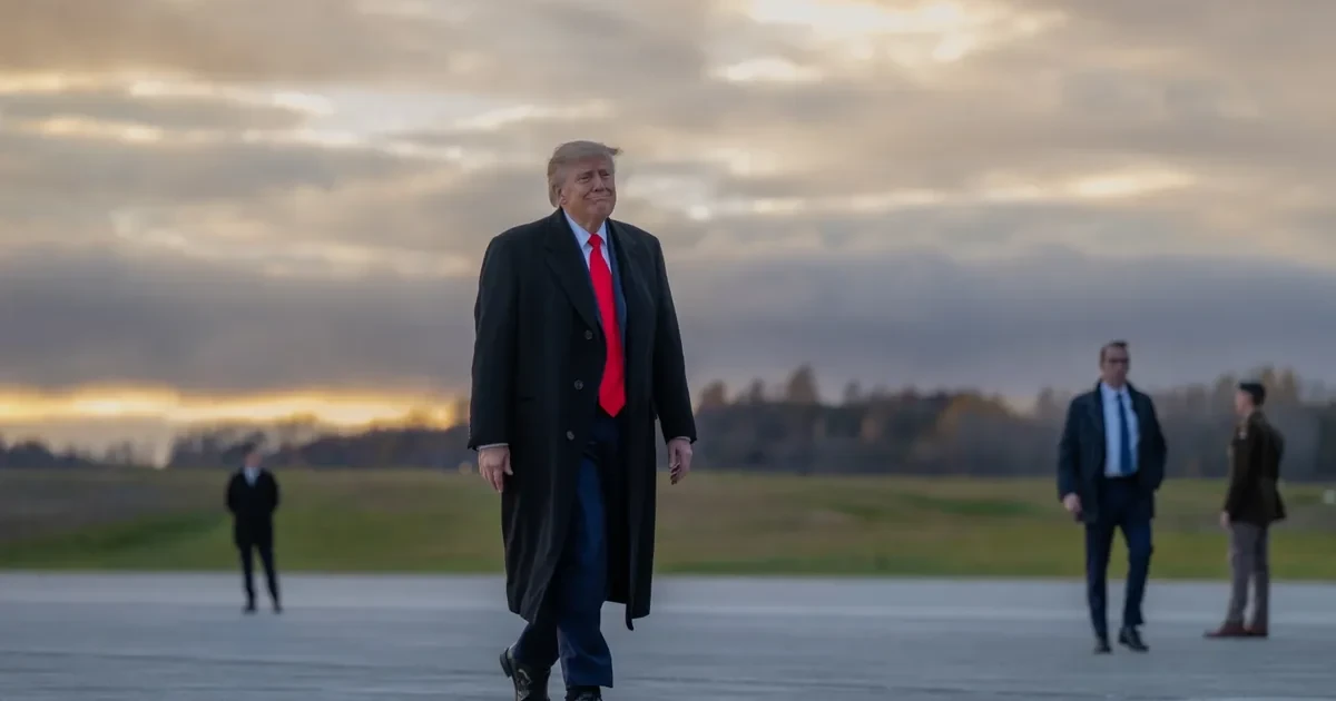 Президент США Дональд Трамп під час спілкування з журналістами (фото Reuters/Kevin Lamarque)