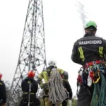 Піротехніки спецпідрозділу «S.I.G.M.A.» на висоті близько 60 метрів вилучають бойову частину безпілотника «Герань-4» з